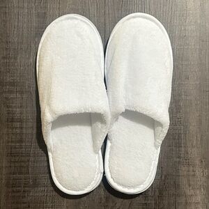 💞 New Men’s One Size up to Size 11 Cozy White Slippers